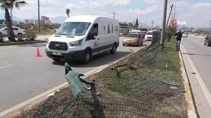 Kontrolden çıkan kamyonet önce bariyerleri biçti, sonra yan yattı