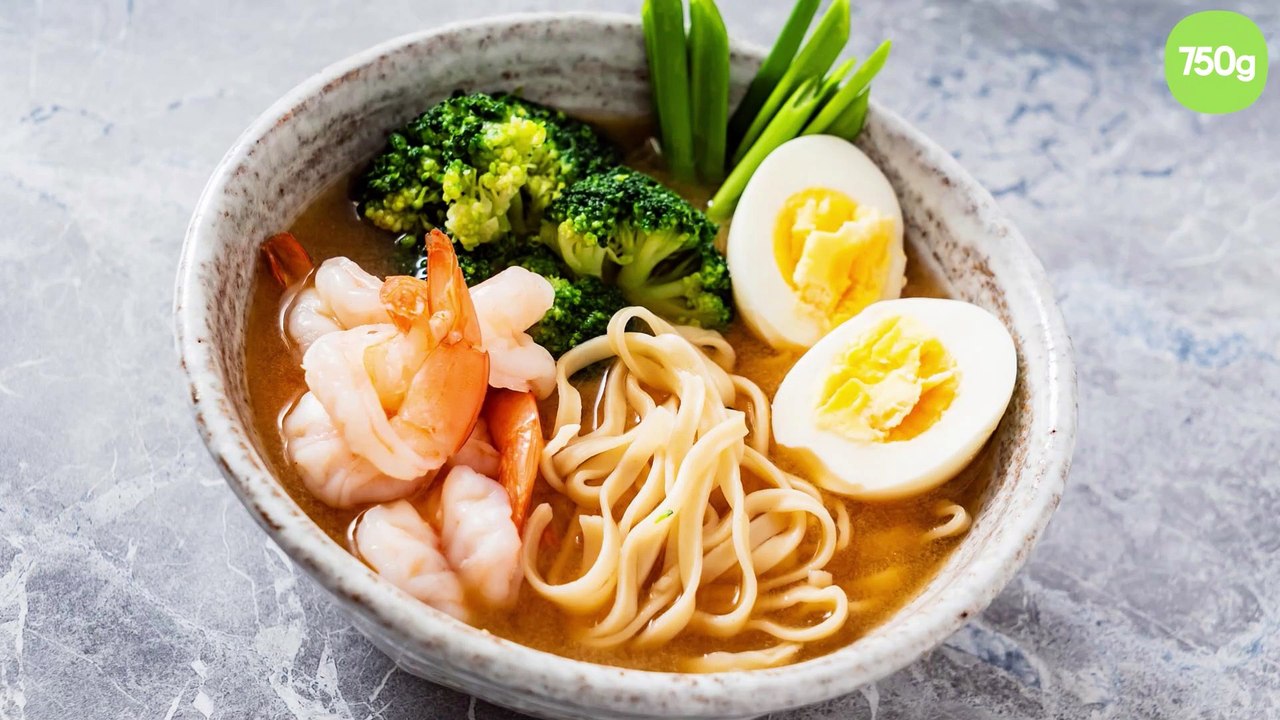 Nouilles, crevettes, brocoli, oeuf dur et bouillon de légumes asiatique