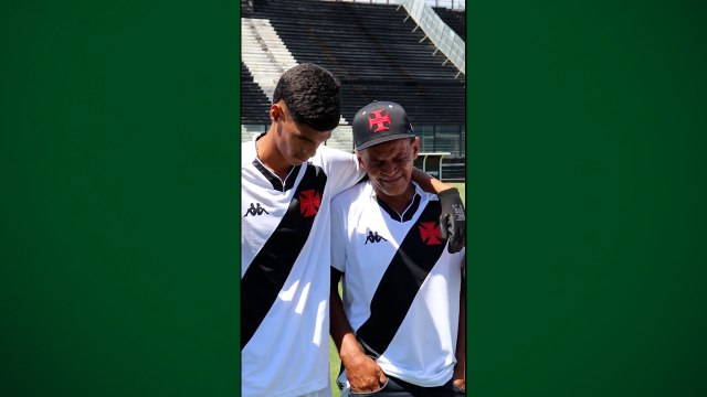 Mais emoção! Pai do Luva de Pedreiro se emociona com homenagem do Vasco à família