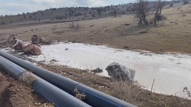 Atık su havuzuna giden boru patladı, baraj tehlikede