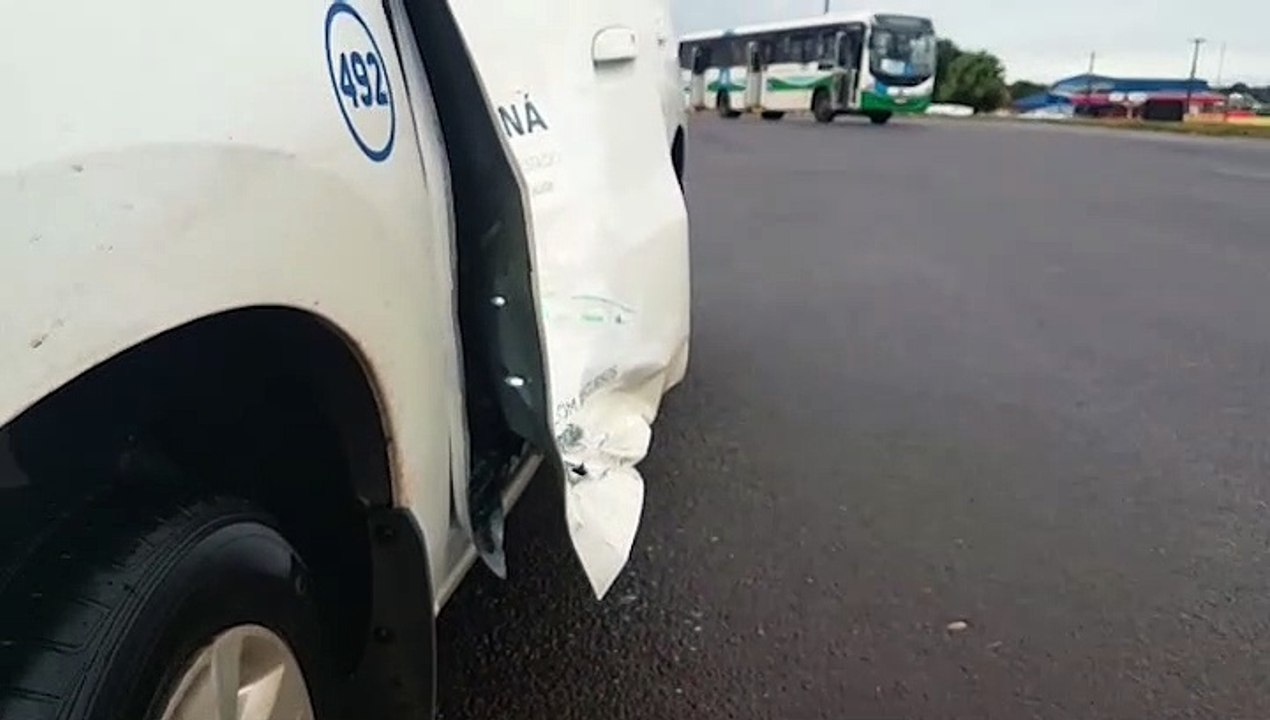 Porta de veículo é arrancada após colisão com ônibus às margens da BR-277