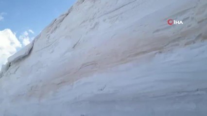 Karla mücadele ekibi yolda tünel açtı içinde geçti