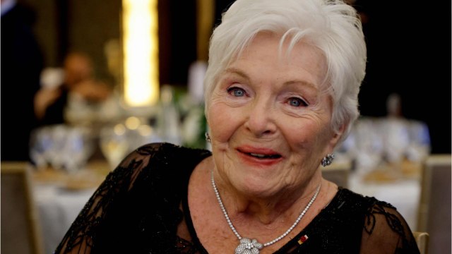 GALA VIDEO - Line Renaud longtemps complexée : Je ne voulais pas montrer mes jambes