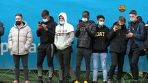 Refugiados ucranianos visitan el entrenamiento del Barça