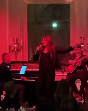 Carla Bruni chante Quelqu'un m'a dit au dîner Etam Femmes Culottées organisé à Paris