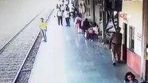 Hindistan'da polis raylara atlayan genci son anda kurtardı