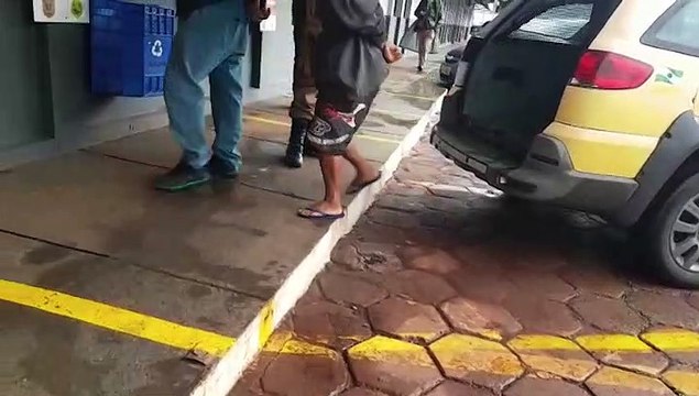 Detidos pela Polícia Militar por receptação são levados até a delegacia
