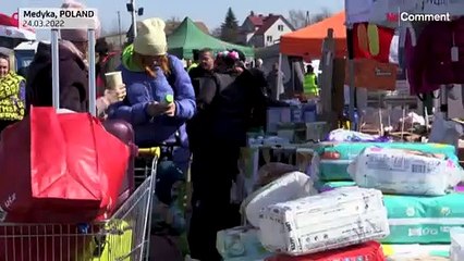 Des réfugiés ukrainiens sont accueillis à Medyka, à la frontière polonaise
