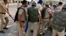 प्रदर्शन कर रहे ग्रामीणों को पुलिस ने बल प्रयोग कर खदेड़ा