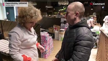 Des Ukrainiens fuient la ville assiégée de Marioupol pour aller à Zaporijjia