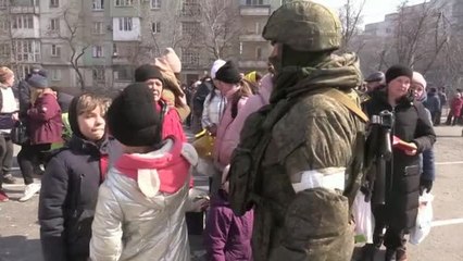 Largas colas para recoger alimentos en Mariúpol