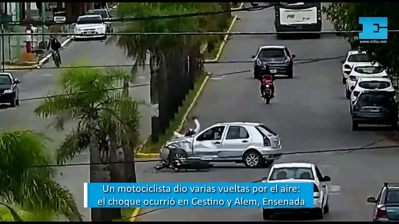 Impactante accidente: un motociclista dio varias vueltas por el aire en ...