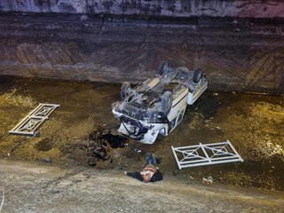 Kamyoneti sulama kanalına devrilen sürücü yaralı halde kurtarıldı