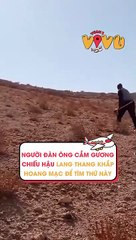 Người đàn ông cầm gương chiếu hậu lang thang khắp hoang mạc