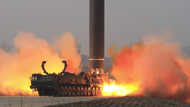 북, ICBM 화성-17형 발사...김정은 美와 장기대결 철저준비 / YTN