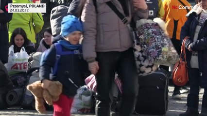 شاهد: أوكرانيون هاربون من الحرب بانتظار مواعيد رحلاتهم