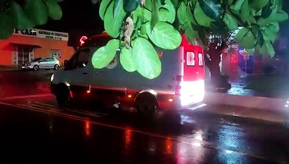 Rapaz etilizado e agressivo sofre queda e é socorrido pelo SAMU no Bairro Esmeralda