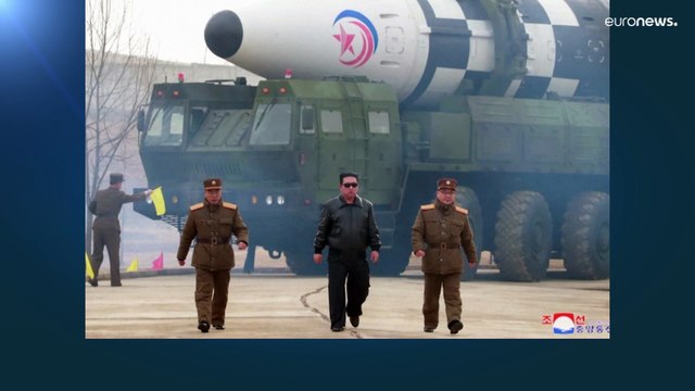 شاهد: بإشراف مباشر من الزعيم ... بيونغ يانغ تختبر الصاروخ الوحشي العابر للقارات