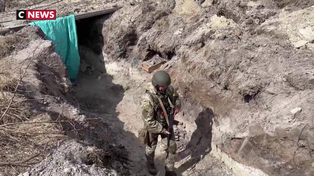 Kiev : des civils fuient face aux bombardements qui s'intensifient