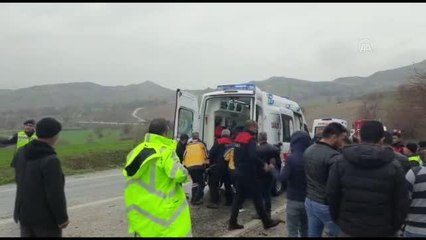 Yolcu minibüsü ile otomobil çarpıştı, 7 kişi yaralandı