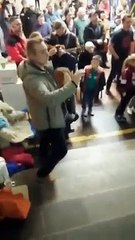 Abrigadas no metro, crianças cantam o hino ucraniano em Kharkiv