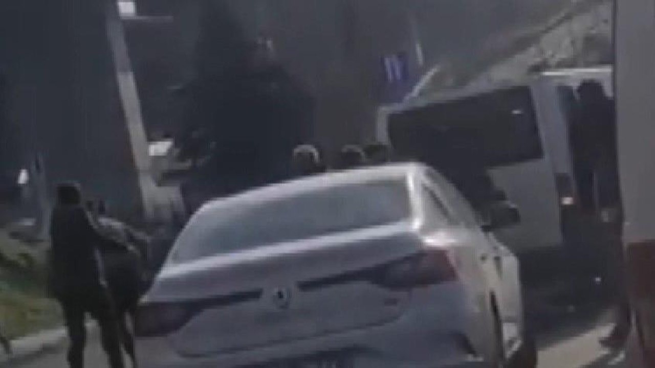 Eyüpsultan’da sopalı yol verme kavgası kamerada