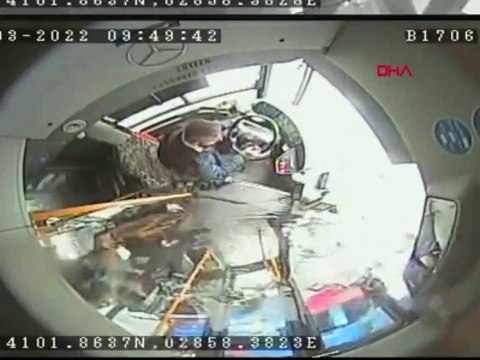 Seyir halindeki İETT otobüsünün şoförüne saldırdı Otobüs devrilebilirdi