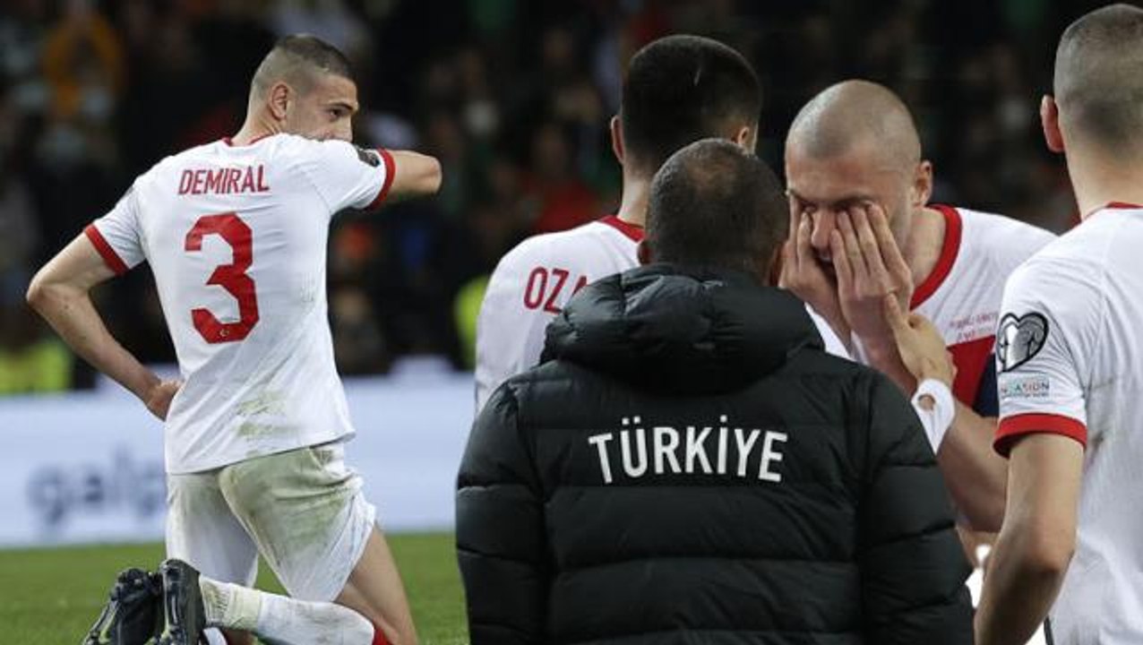 Dünya Kupası hayal oldu, maça damga vuran Burak Yılmaz gözyaşlarıyla Milli Takım'ı bıraktı