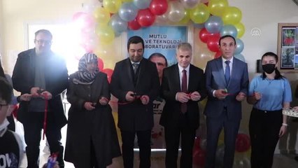 Zor şartlarda okuyan genç avukat, kazancının büyük bölümünü öğrenciler için harcıyor