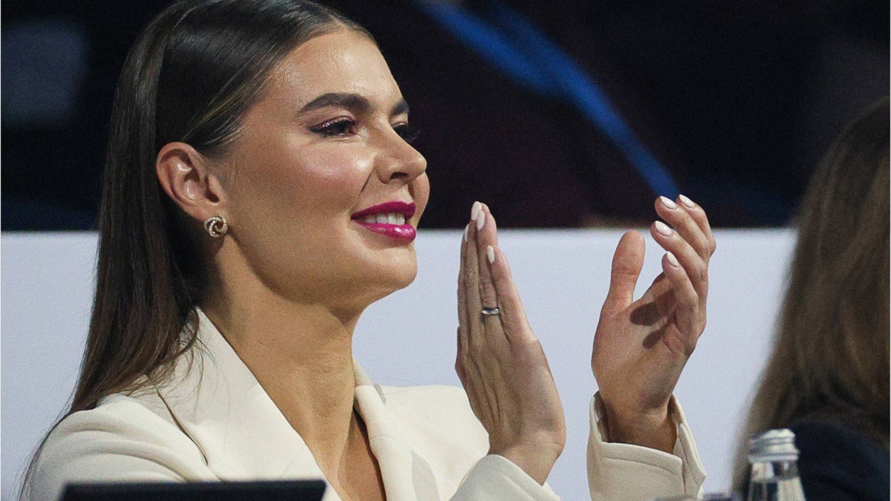 GALA VIDEO - Vladimir Poutine en couple avec Alina Kabaeva ? Ce jour où elle a porté une alliance…