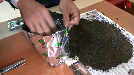 Diyarbakır'da 7 paket kaçak çayın içinde talaş çıktı!