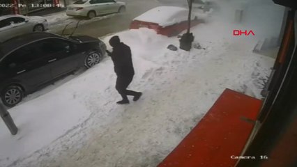 Çatıdan çığ gibi kar geldi, canlarını zor kurtardılar