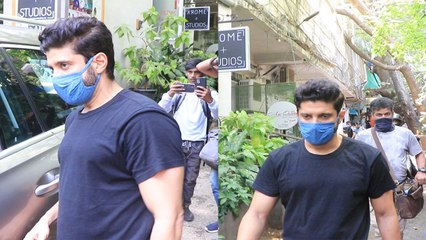 Farhan Akhtar शादी के बाद Bandra में हुए स्पॉट, पहले से ज्यादा हैंडसम नजर आए | FilmiBeat