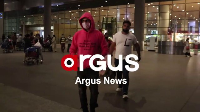 Kartik Aaryan receives roses from female fans at Mumbai Airport