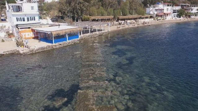 BODRUM'DA DENİZ ÇEKİLDİ, TARİHİ KRAL YOLU ORTAYA ÇIKTI