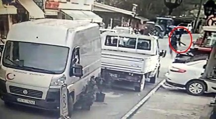 Husumetlisini böyle vurdu, dakikalar sonra elini kolunu sallaya sallaya gitti