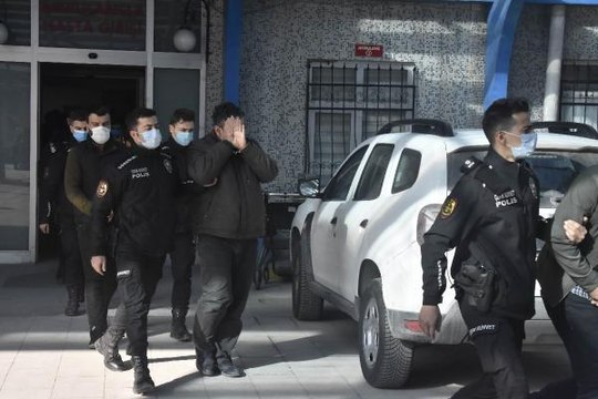 SÜRÜCÜ ADAYI GİBİ SINAVLARA GİREN VE KOPYA SAĞLAYAN 35 KİŞİYE GÖZALTI