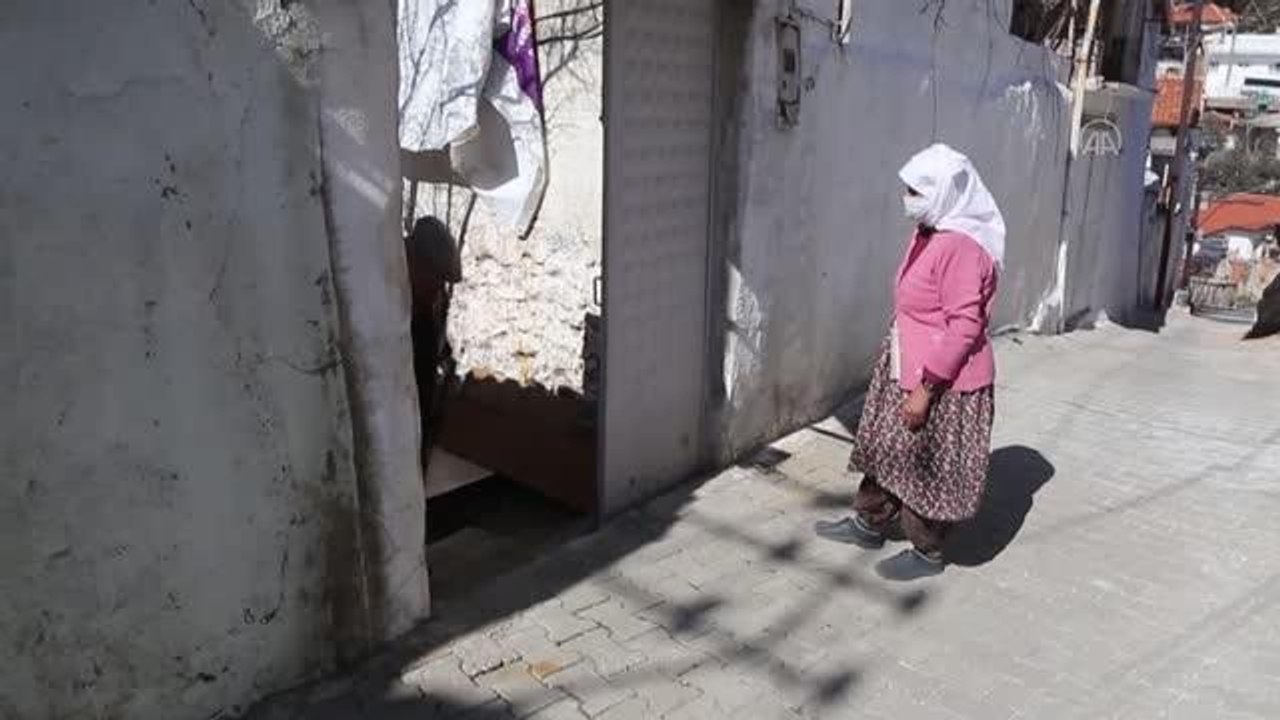 "Pala Kemal Efe" 42 yıldır Yörük kıyafetiyle tespih satıyor