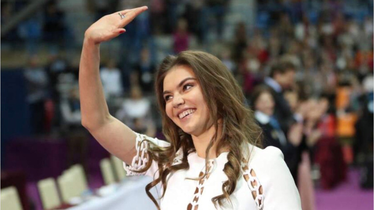 GALA VIDEO - Alina Kabaeva, compagne de Vladimir Poutine : ces photos de charme qui ont fait parler