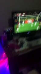 Un supporter turc tire sur sa télévision quand Burak Yilmaz rate son penalty