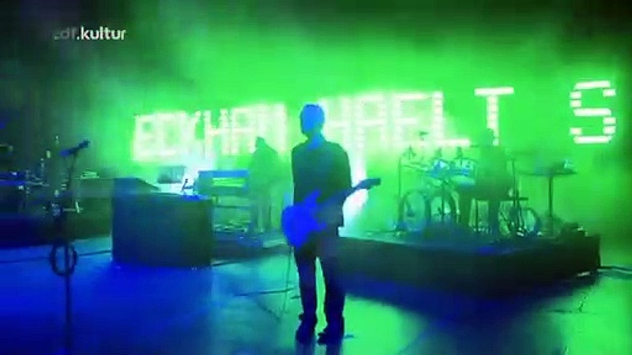 Massive Attack chante "Inertia Creeps" en live