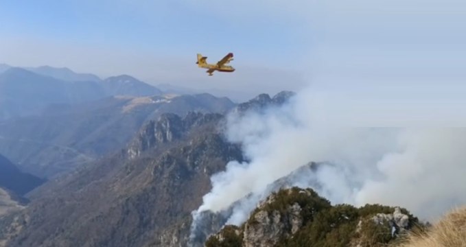 Bondone (TN) - Incendio boschivo, al lavoro Canadair (25.03.22)