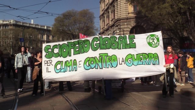 Sciopero per il clima, a Milano Fridays for future in corteo