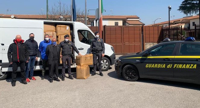 Caserta, Guardia di Finanza dona ai profughi ucraini 1.300 capi di abbigliamento (25.03.22)