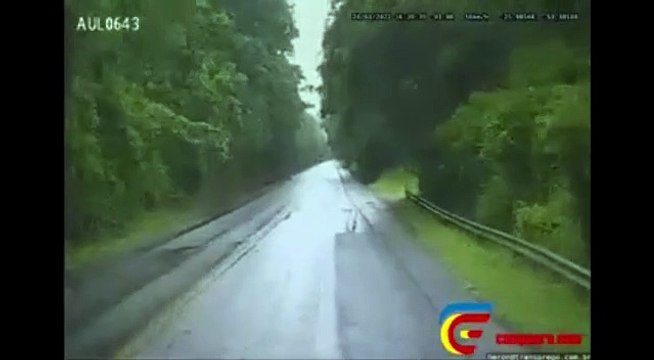 Caminhoneiro escapa por um triz de deslizamento de pedras na PR-182