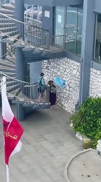 Des touristes se font dépouiller par des racailles à Gibraltar !