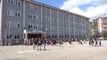 Kahramankazan'da öğrenciler okul bahçesine fidan dikti