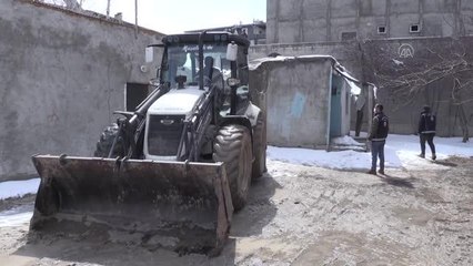 Göçmenlerin barındırılması için kullanılan metruk yapı iş makineleriyle yıkıldı