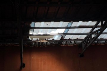 BASTIĞI ÇATI KAPLAMASININ KIRILMASIYLA DÜŞÜP AĞIR YARALANDI