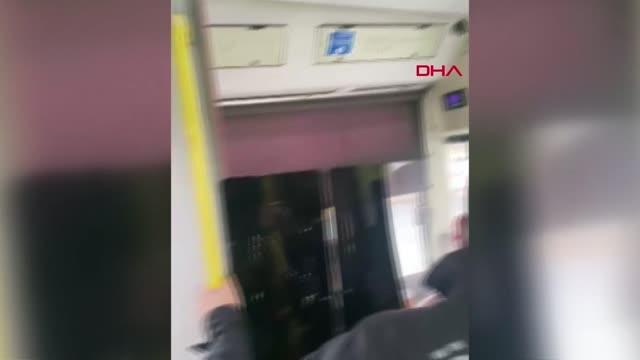 AVCILAR'DA İKİ KİŞİ ÖNÜNÜ KESTİKLERİ İETT OTOBÜSÜNE TAŞ VE SOPALARLA SALDIRDI